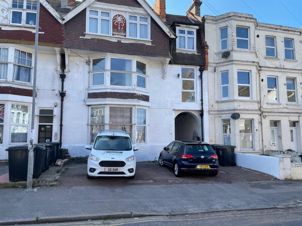 Lot: 139 - WELL PRESENTED TWO-BEDROOM FLAT - Freehold block of flats